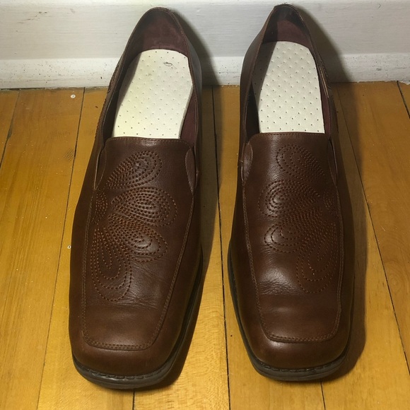 Brown leather shoes size 9 woman / Chaussures en cuir brunes grandeur 9 femme - Picture 1 of 8
